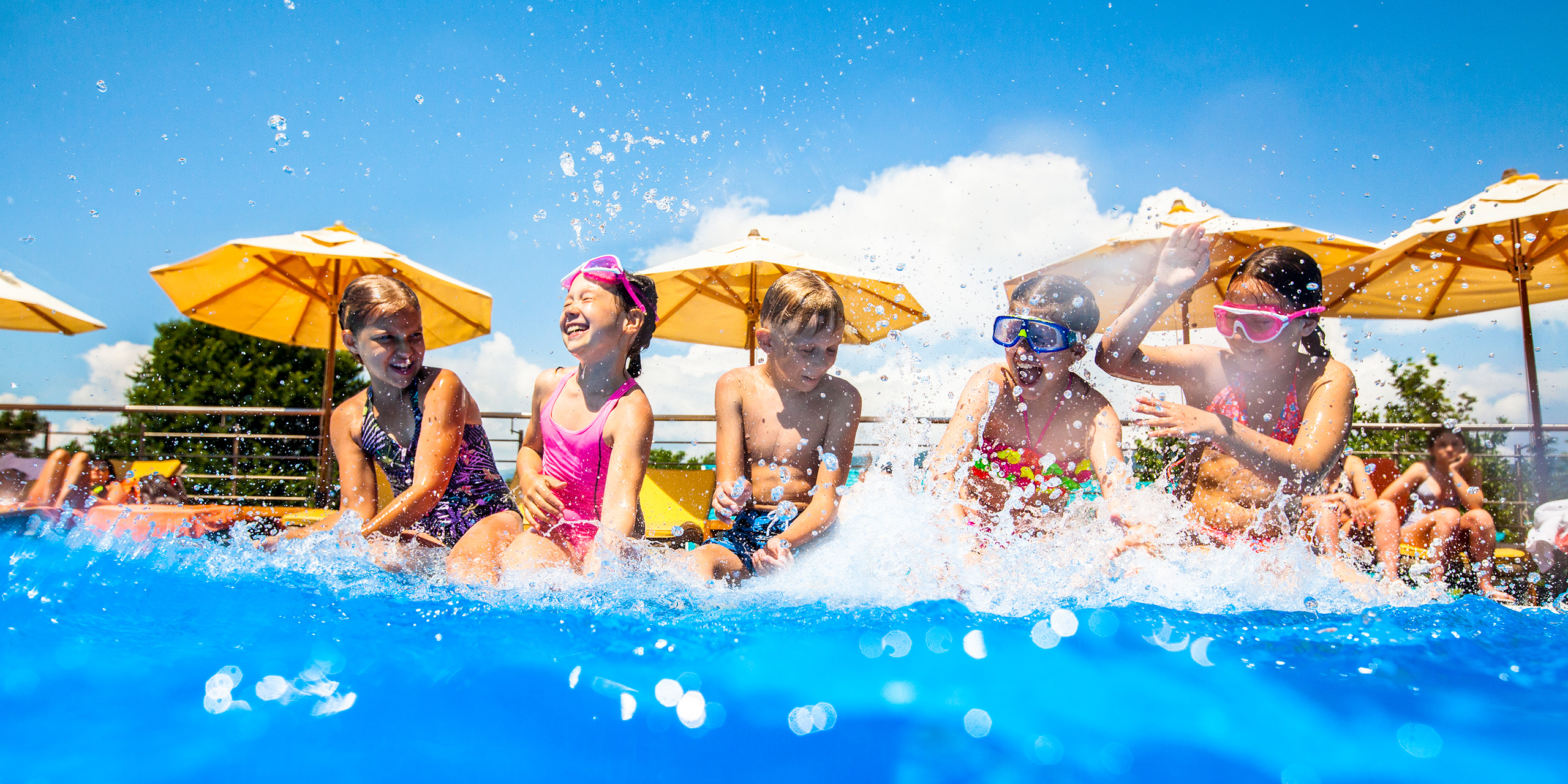 kids-playing-pool-splashing